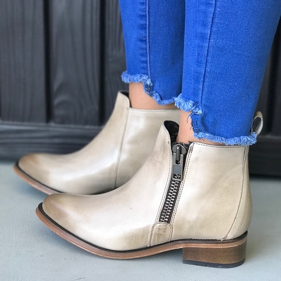 Leather Distressed Classic Chelsea Burnished Boots - Picture 4 of 8